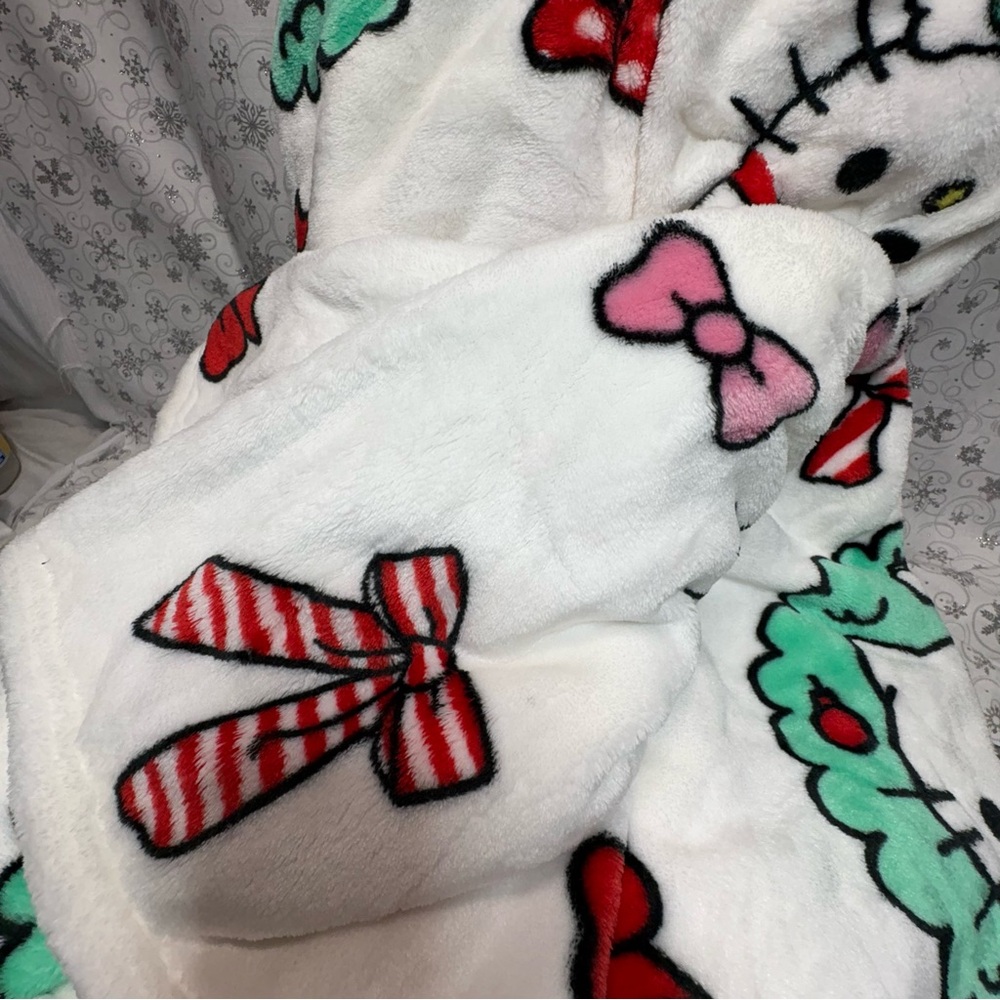 2 Viral Hello Kitty Oversized Christmas Throw Blankets-Pink Gingerbread & Wreath - Picture 11 of 11